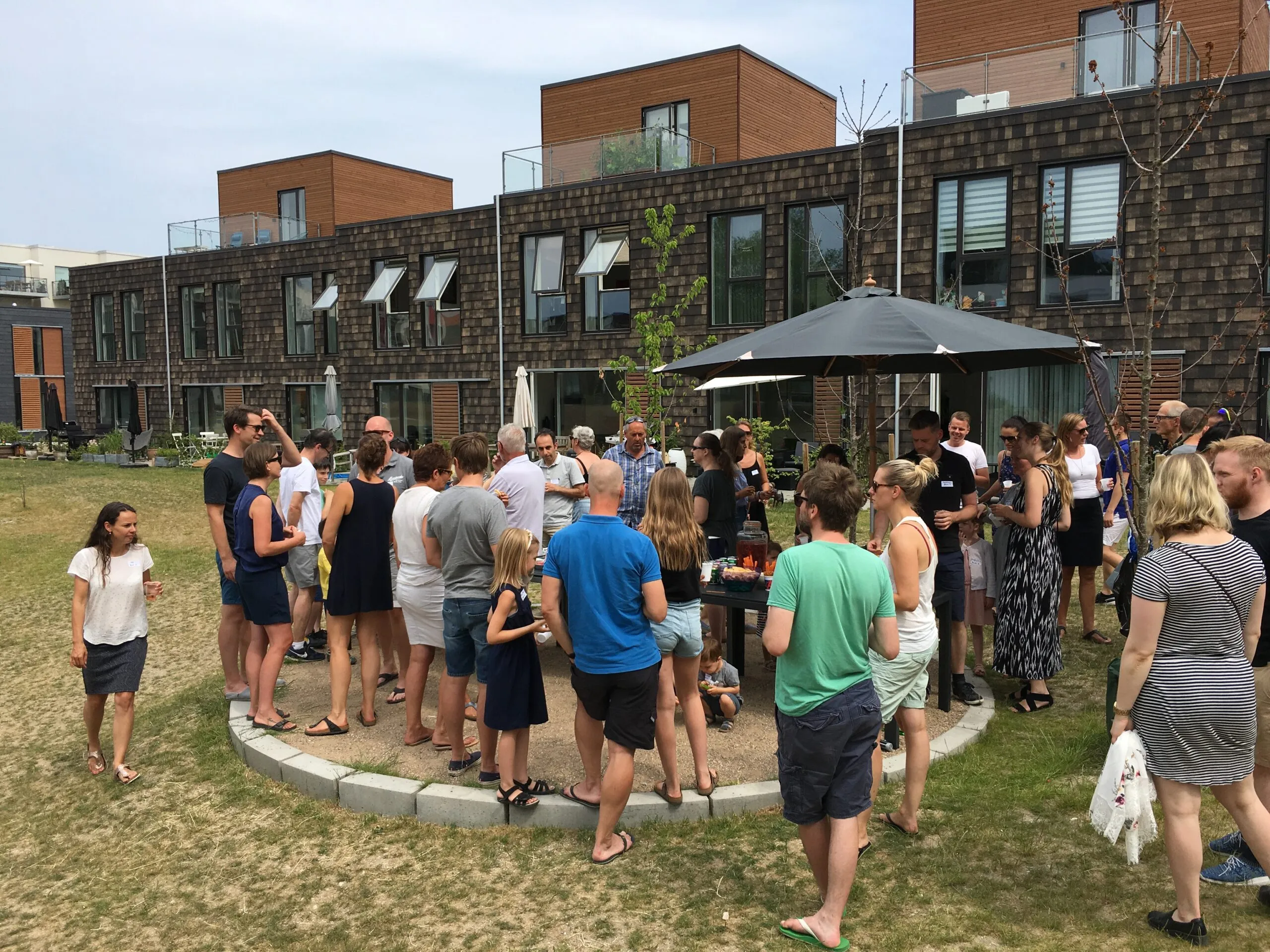 Beboere samlet til sommerfest på fællesarealet mellem rækkehusene i Bagsværdlund